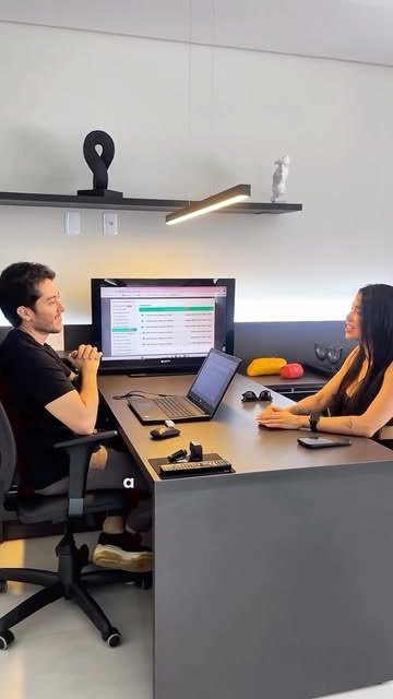 Thalles Goulart em consulta com uma paciente no consultório